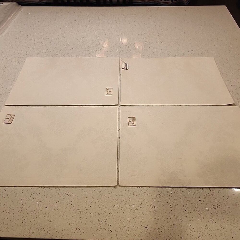 Waterford Placemats Set of 4 Ivory, Light Beige, EUC 18x13"